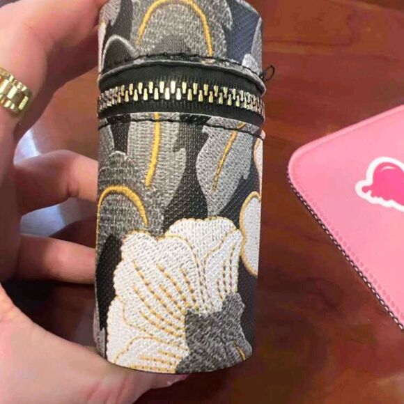 Elegant Black and Gold Keychain Pouch - Picture 5 of 5